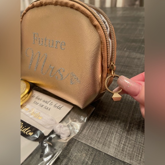 Bride Gift Set - Picture 7 of 12